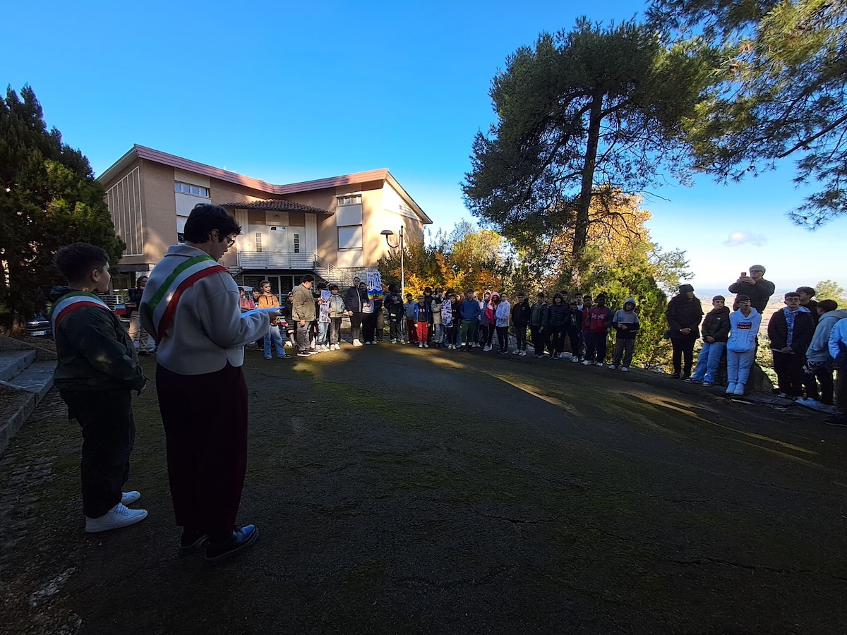 Celebrazione del 4 Novembre: Unità, Memoria e Pace con il Consiglio Comunale dei Ragazzi di Montecarotto