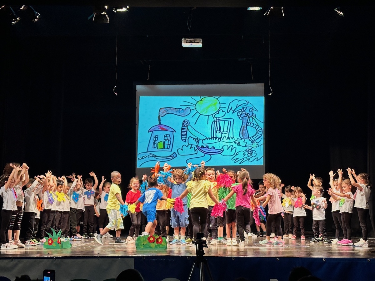 Una&nbsp;GRANDE&nbsp;esibizione della scuola dell’infanzia di Conce!