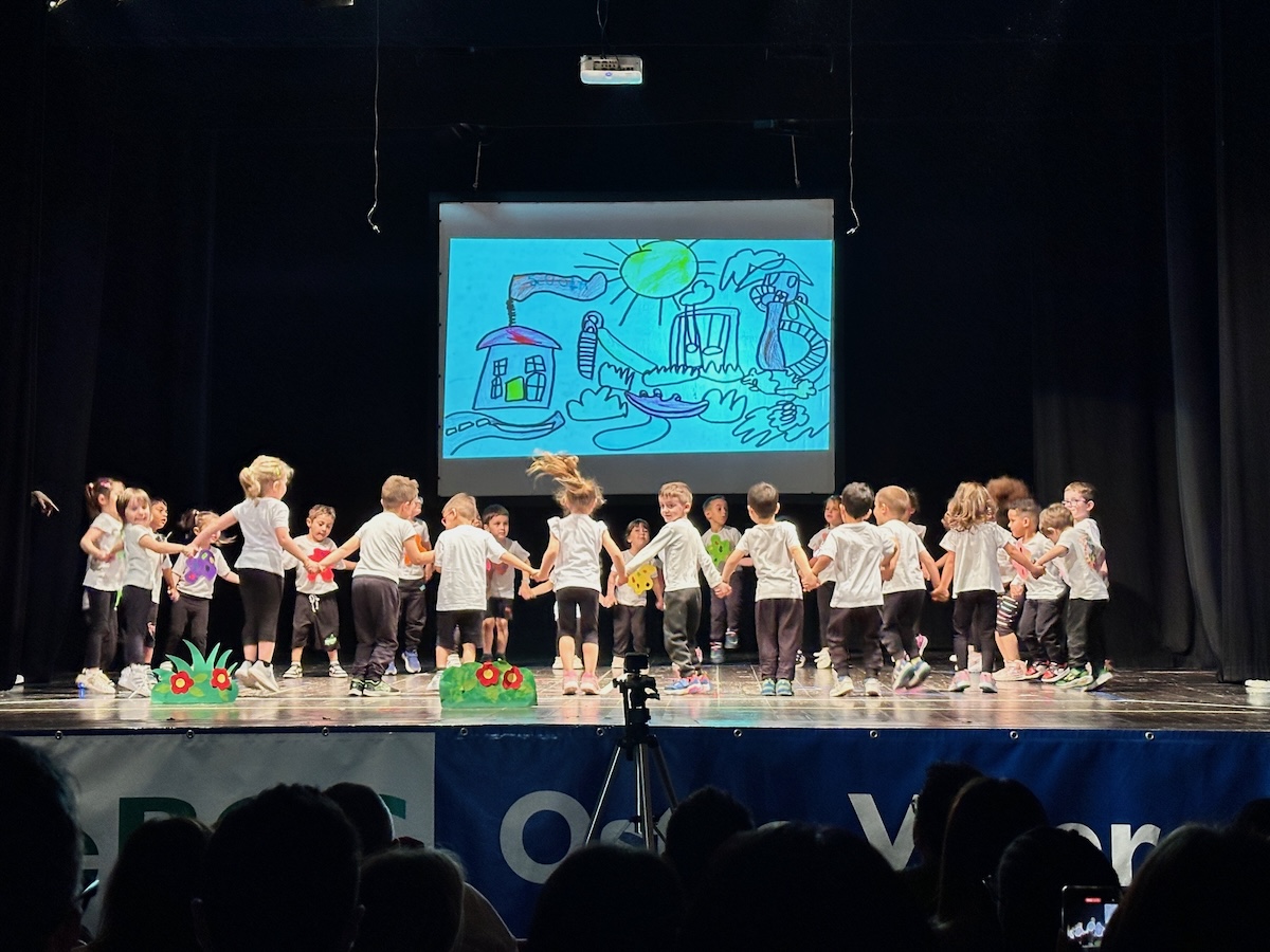 Una&nbsp;GRANDE&nbsp;esibizione della scuola dell’infanzia di Conce!