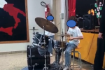 Mani, ritmo e passione: i bambini protagonisti del saggio di batteria del plesso Anselmi